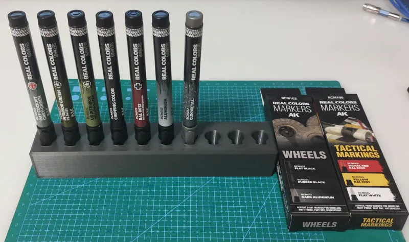 AK Real Colours Markers stand