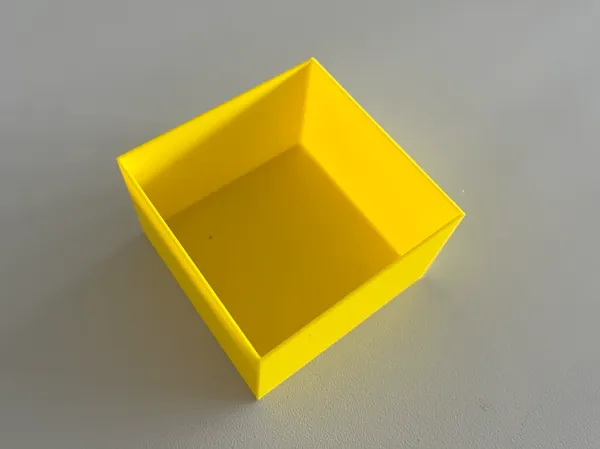 Petite boîte compacte 6 x 6 x 4 cm