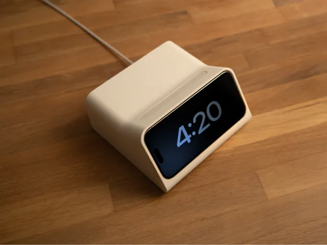 iPhone Standby Mode Dock (designed with OVERWERK)