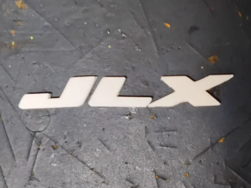 Vitara JLX logo porton trasero