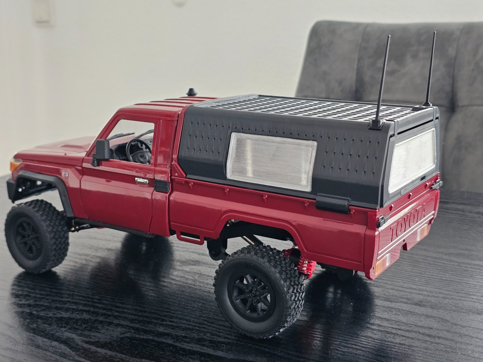 MN82 Toyota Landcruiser Laderaumhaube zum stecken