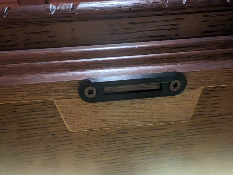 The holder of the closer from the old cabinet | Der Halter vom Schließers aus dem alten Schrank