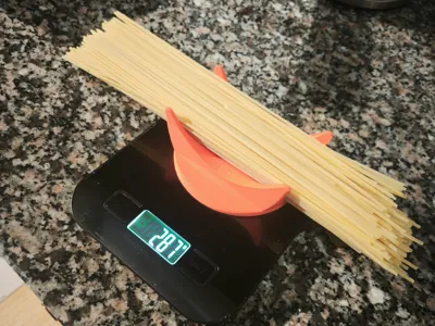 Long pasta holder