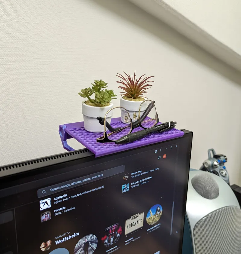 Adjustable Monitor shelf - Fits any display