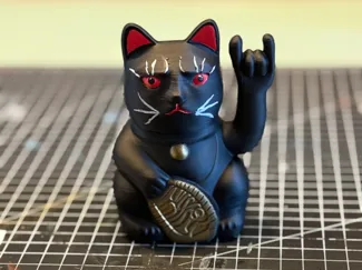 Winkekatze mit Metal-Attitüde