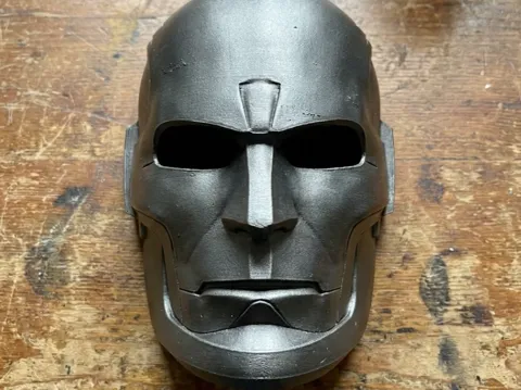 Pieza para disfraz o exhibición: Doctor Doom Mask - Avengers Doomsday - FREE STL — referencia de MakerWorld