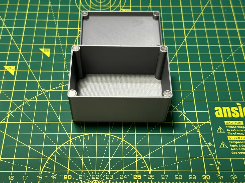 Small box with magnets