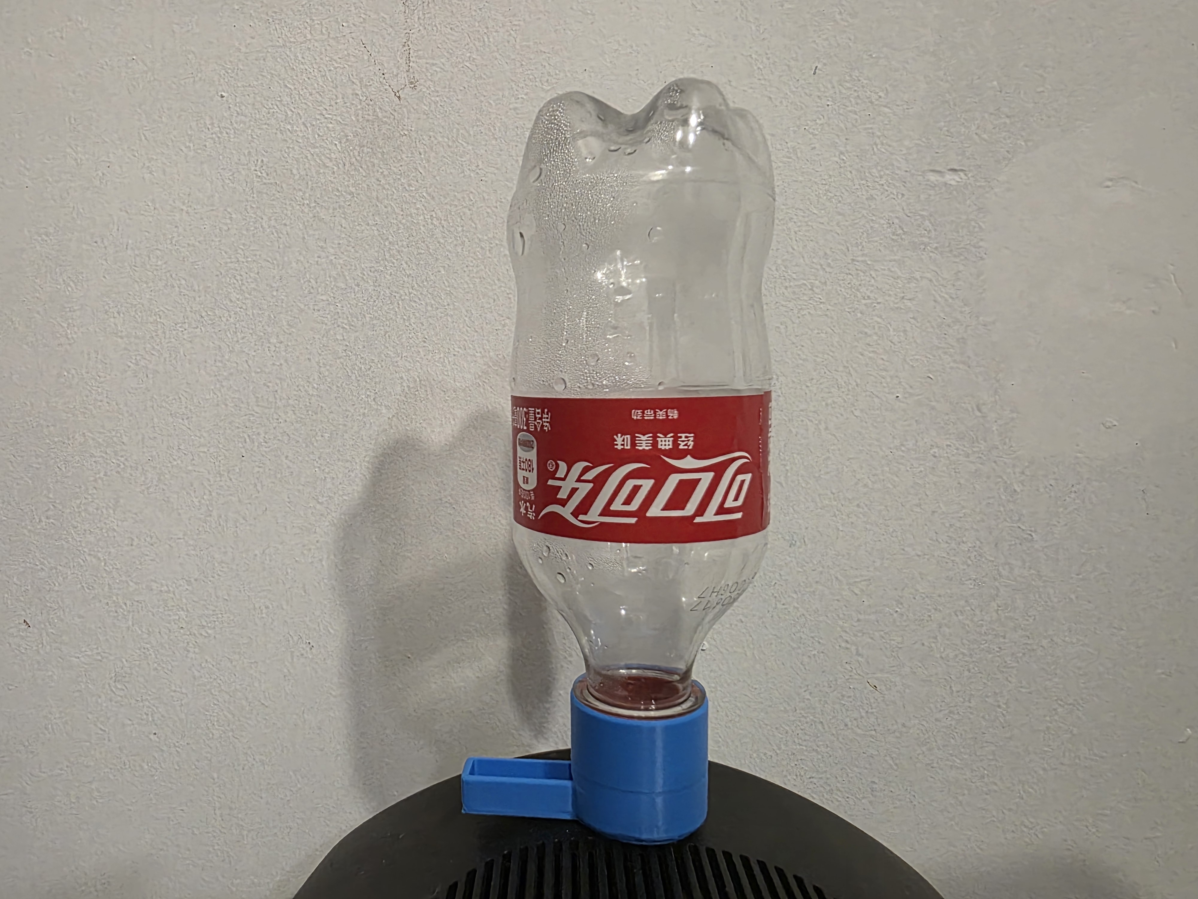Miniatura 1 do modelo 3D 宠物喂水器（兼容矿泉水瓶）