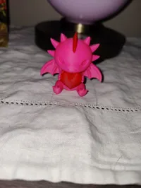 Petit dragon assis avec un cœur — photo 3