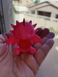 Petit dragon assis avec un cœur — photo 4