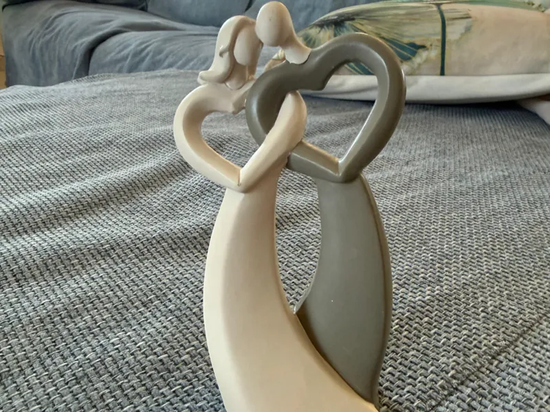 statua modello innamorati 