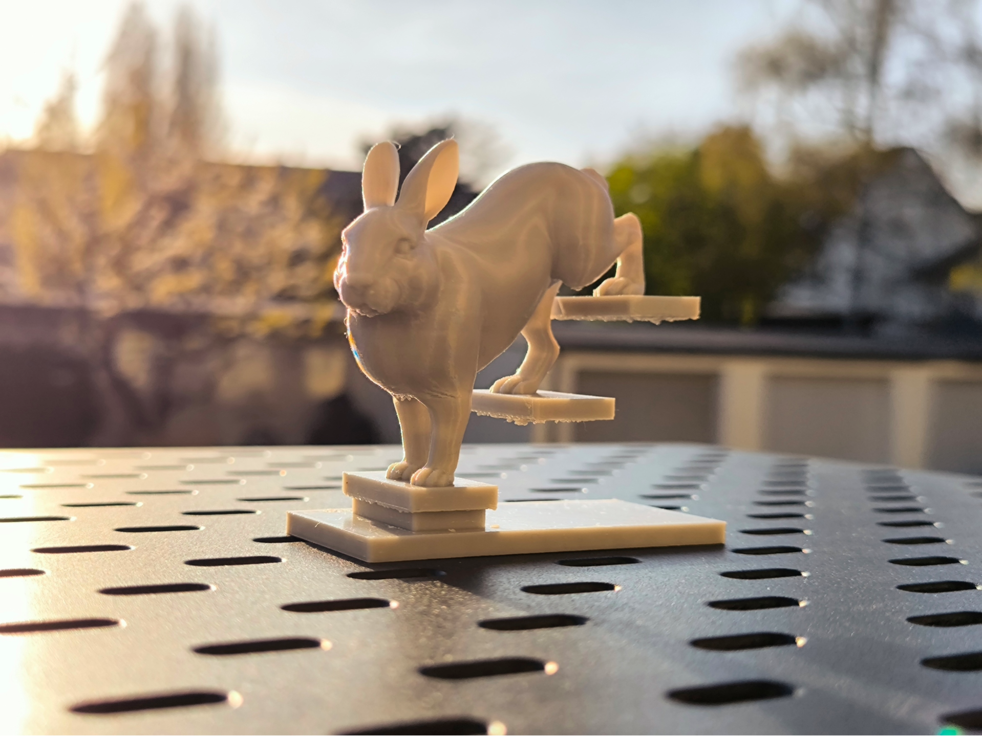 Hase auf Treppe Dynamic Climbing Bunny Easter
