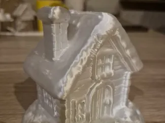 Kleine verschneite Hütte