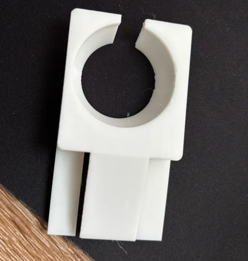 Glass clips to attach to the plate / Porte-Verres