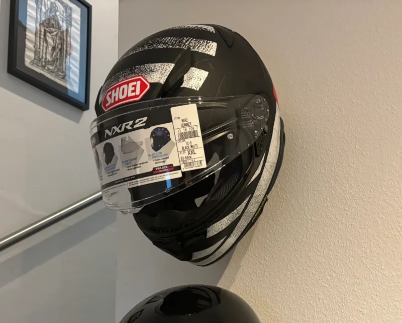 Motorradhelm Wandhalter - DEU-ENG-FRA