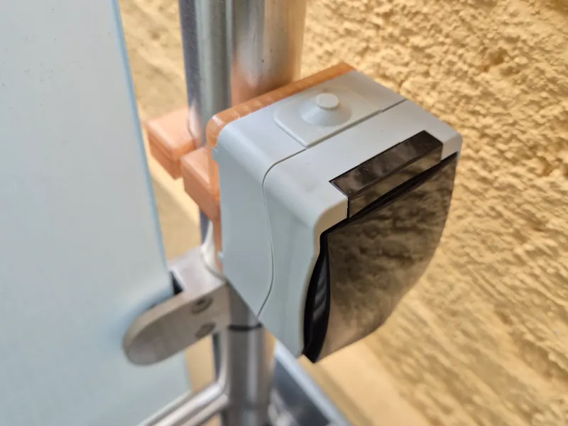 Balcony Outlet Holder / Balkon-Steckdosenhalter