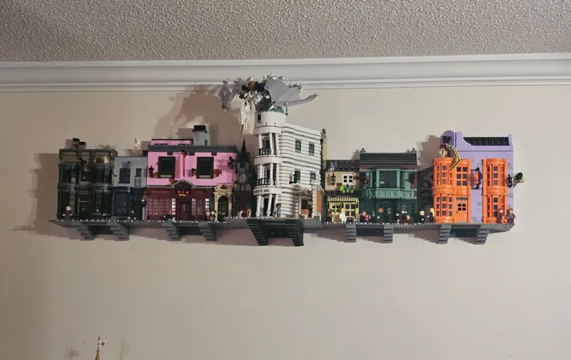 Wall mount for Diagon Alley brick set