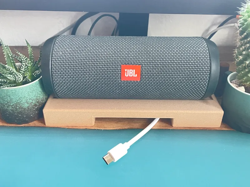 JBL Flip Essential stand with cable passthrough