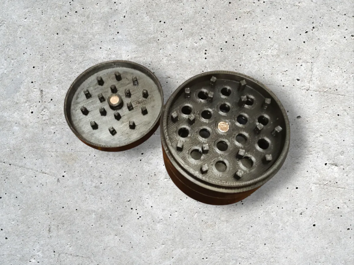 Grinder à herbes magnétique avec récupérateur