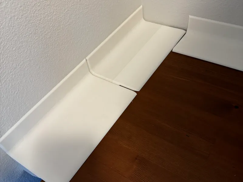 Desk/bench gap catch