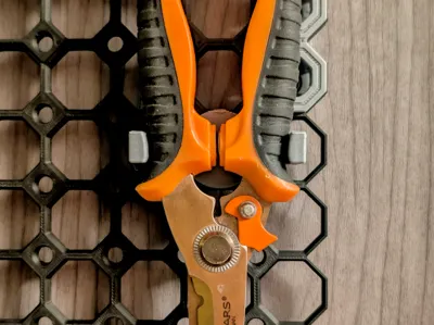 Fiskars 2.5-in Serrated Spring Scissor Holder