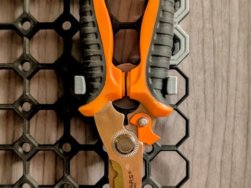 Fiskars 2.5-in Serrated Spring Scissor Holder