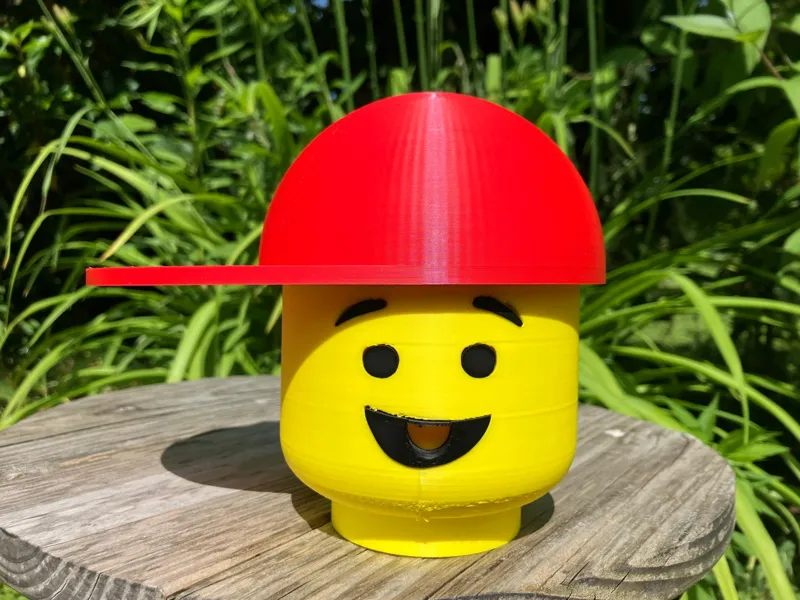 "Turn my Cap" - Süßigkeitenspender als Legokopf 