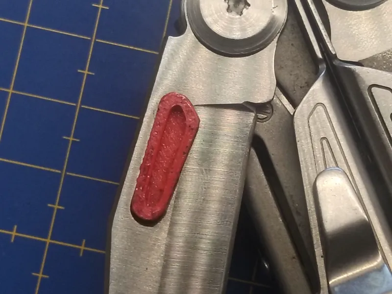 Thumb stud para multiherramientas tipo leatherman.