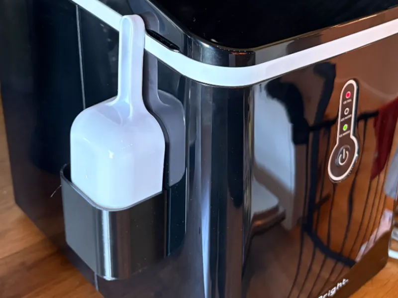 Ice-maker Scoop holder