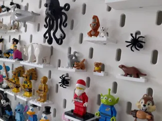 Skadis brick minifigure holder