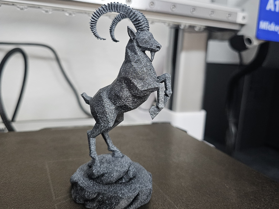 Steigender Steinbock – Low Poly Ibex