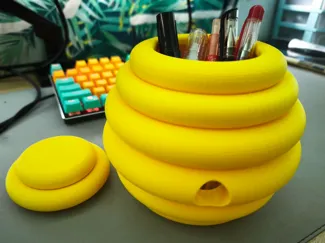 Bee hive pen holder with lid