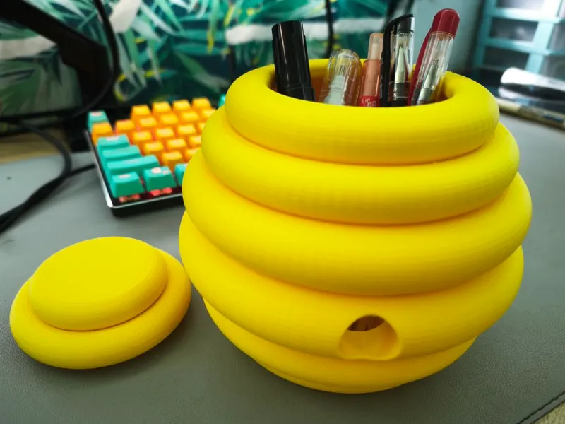Bee hive pen holder with lid