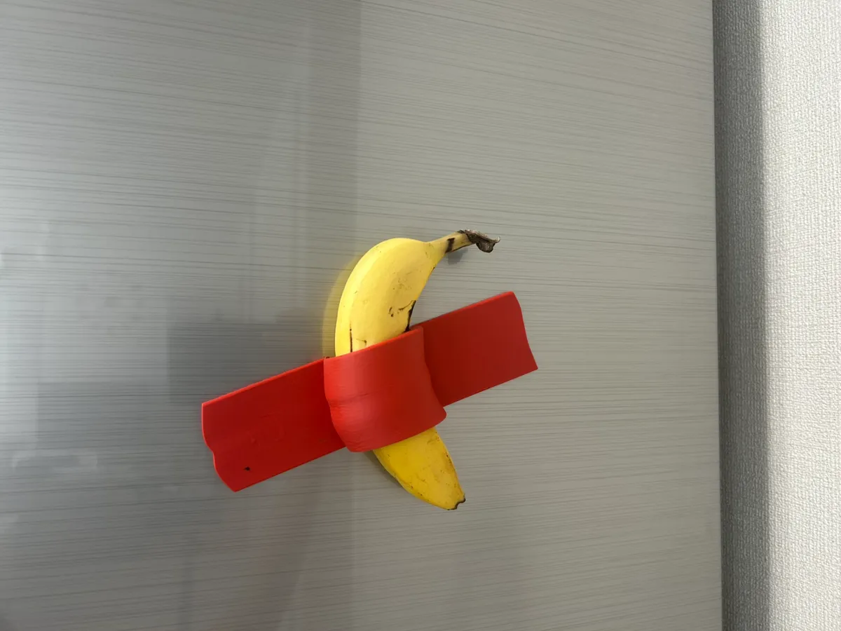 Aimant banane, hommage à l'œuvre d'art culte