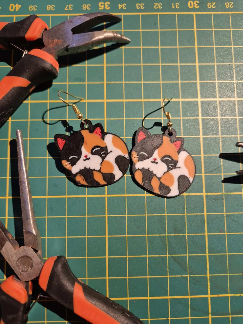 Calico Cat Earrings - Free 3D Print Model - MakerWorld