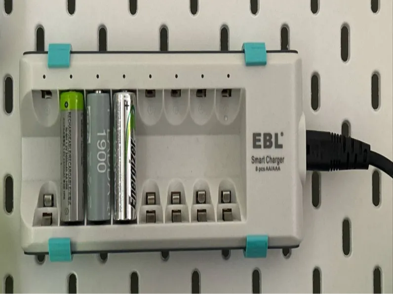 Skadis 8 slots EBL charger