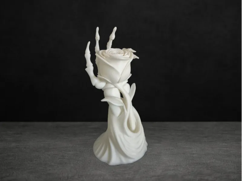 Rose in Skeletthand – Symbol der Vergänglichkeit