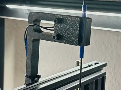 Filament runout sensor for a 2020 extrusion rail