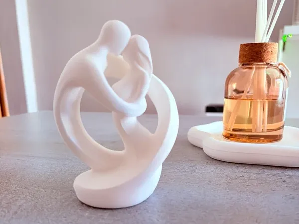 Pareja abrazada estilo minimalista