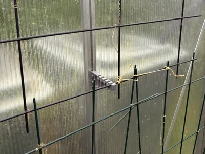 Greenhouse climping aid mount