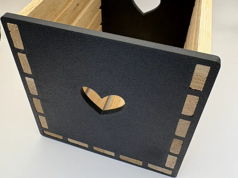 Deko-Holzkiste mit Herzmotiv