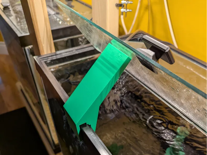 Framed aquarium glass holder v2