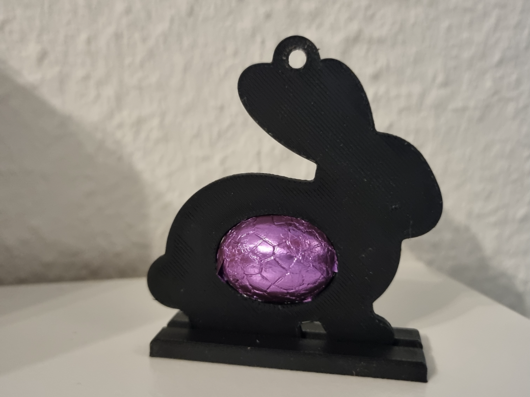 Hase mit Schokoladen-Ei 