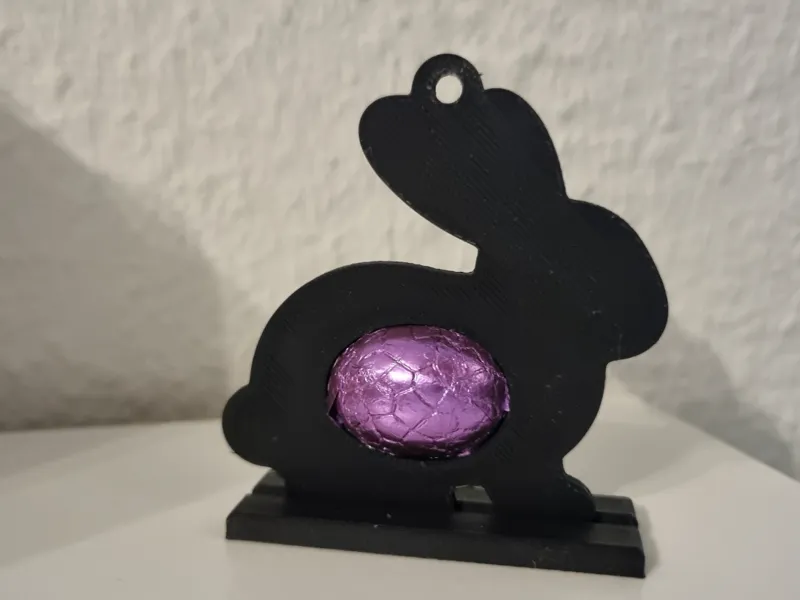 Hase mit Schokoladen-Ei 