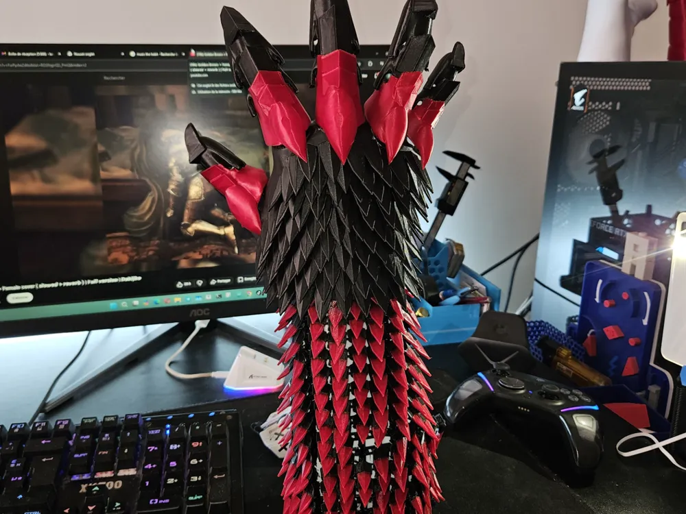 Adorno temático: Articulated Dragon Gauntlet. Referencia del modelo original.