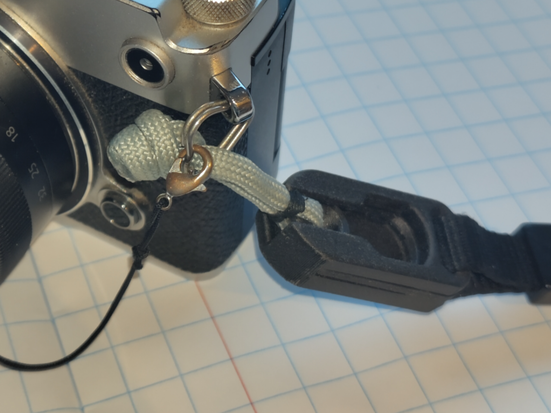 Miniatura 1 do modelo 3D Camera strap detachment System