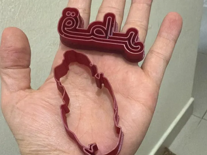 Qatar National Day cutter and keychain