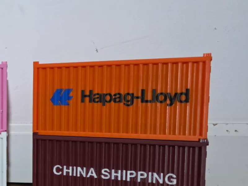Contenedores con logo ("Hapag LLoyd")