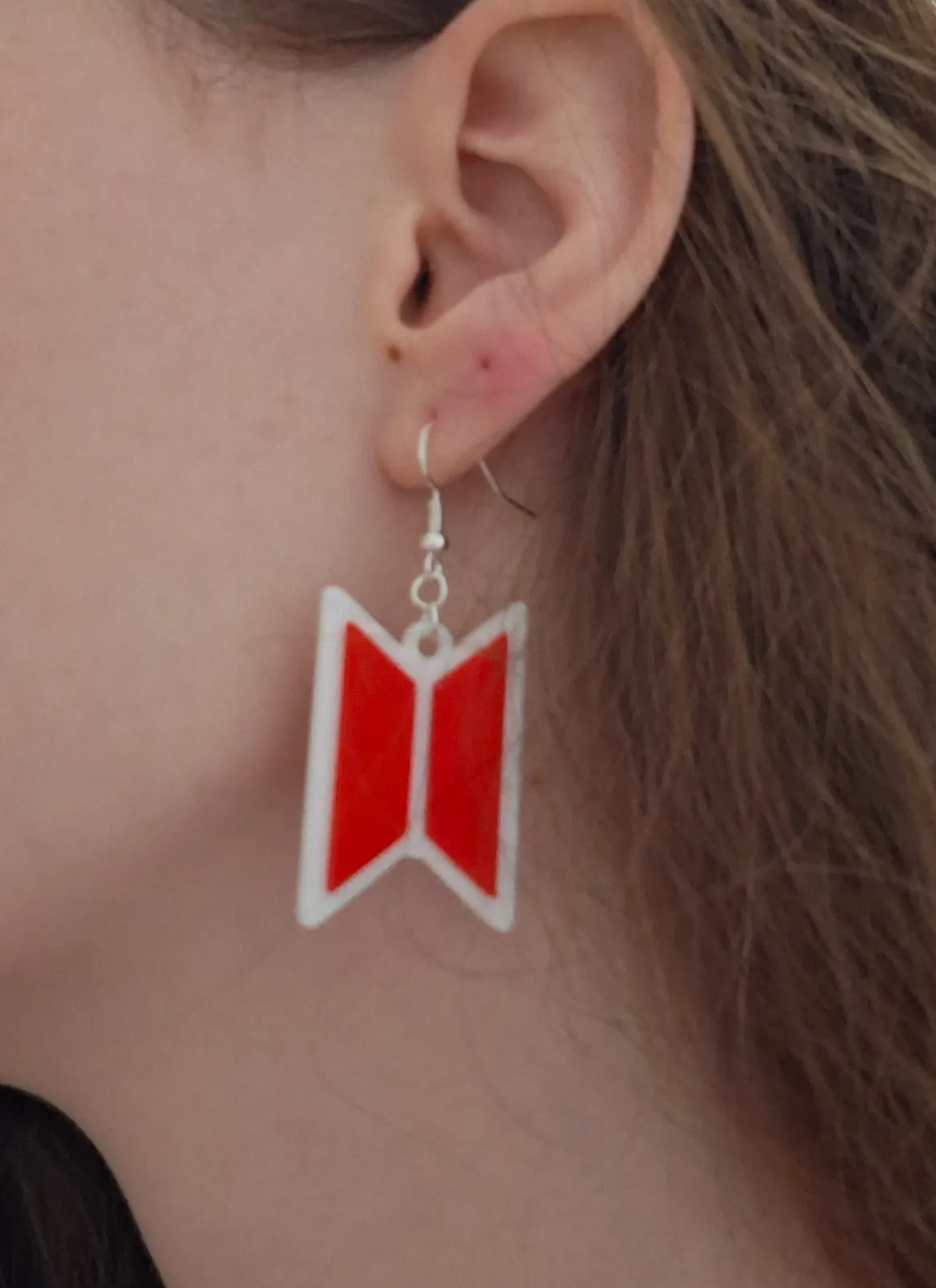 BTS Logo Ohrhänger view 2