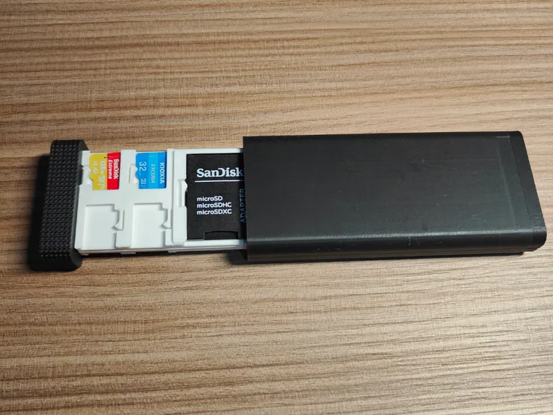 SD/TF卡收纳盒带读卡器槽